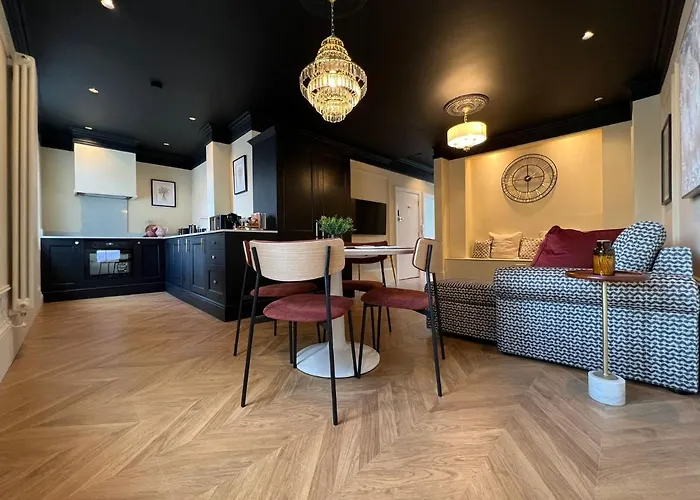 Stay In Style Opposite Windsor Castle & Free Parking