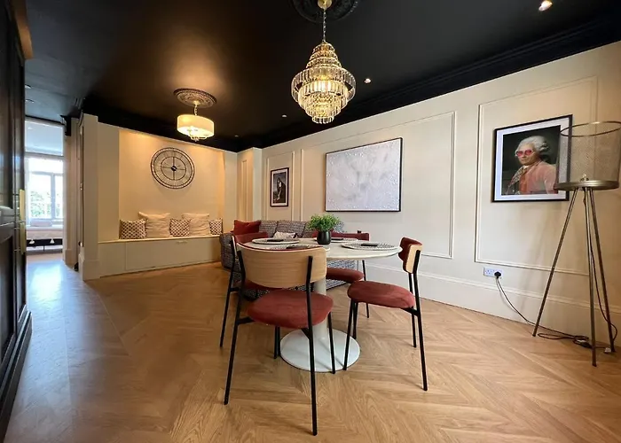 Stay In Style Opposite Windsor Castle & Free Parking