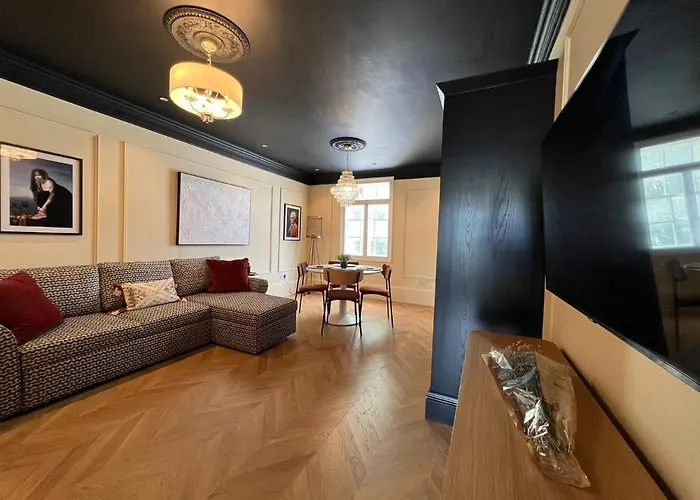 Stay In Style Opposite Windsor Castle & Free Parking
